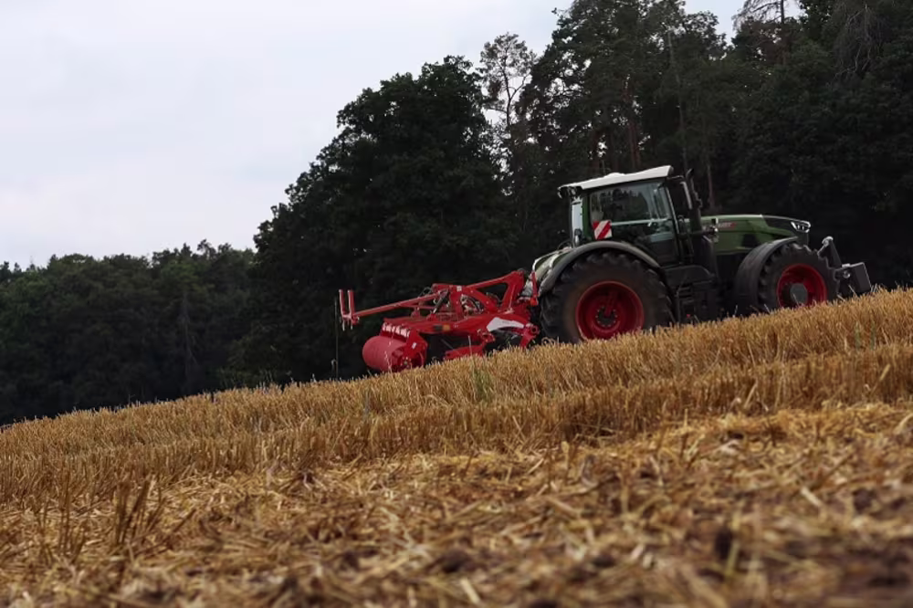 Implement Slope Compensation, Bild Traktor im Feld