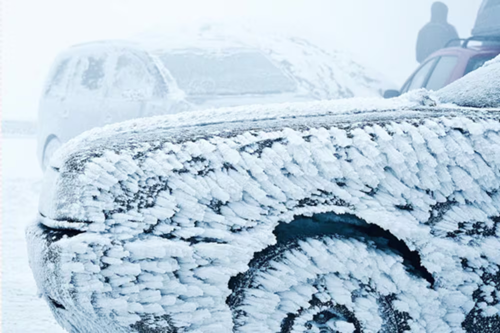 2 Autos mit Schnee bedeckt und vereister Scheibe
