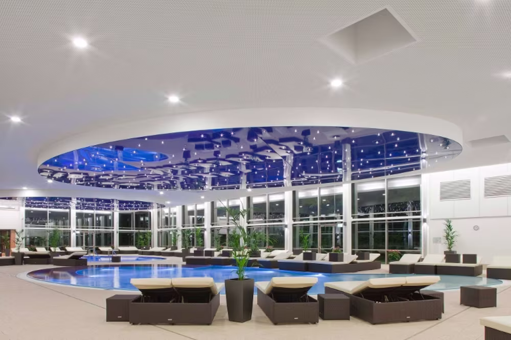 Schwimmhallen und Duschbereiche im Solymar, Bad Mergentheim