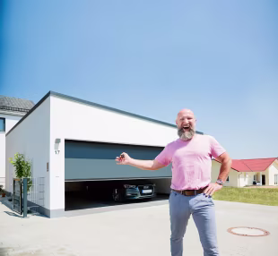 Mann vor Garage