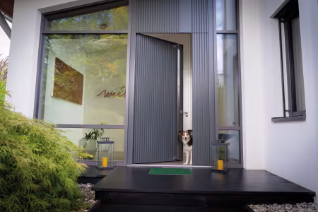 Hund vor Haustür
