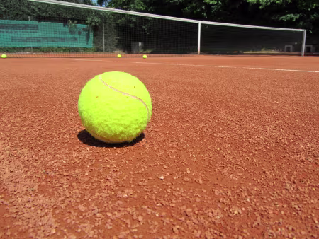 Tennisball auf Tennisplatz