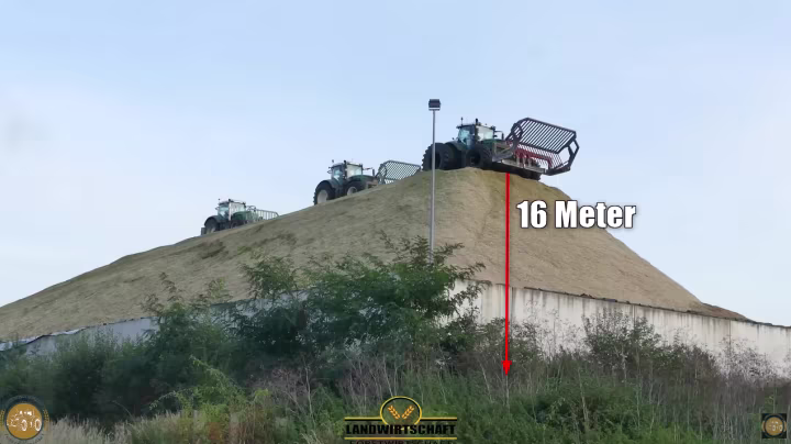 16 Meter hoher Maisberg in der Biogasanlage