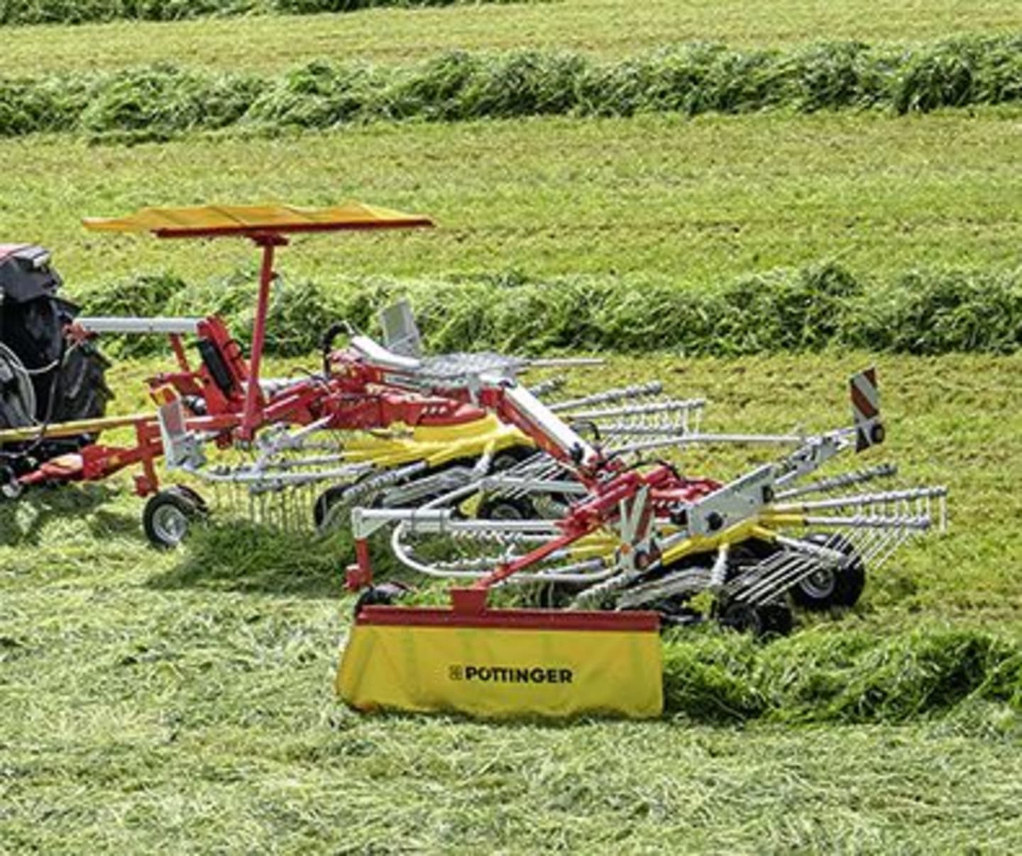 Pöttinger Schwader "Top 632 A" 3,40 – 6,30 m, 2 Kreisel, Schwad links; 2 Schwaden, hydraulisch verstellbare Arbeitsbreite, Unterlenkeranbau mit Anbauschiene; Zugpendel