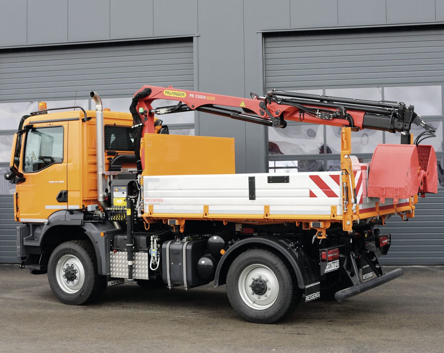 MAN Systemfahrzeuge "13.290" Baureihe TGM mit vollhydraulischem Wechselsystem Dreiseitenkipper Ressenig und Ladekran Palfinger