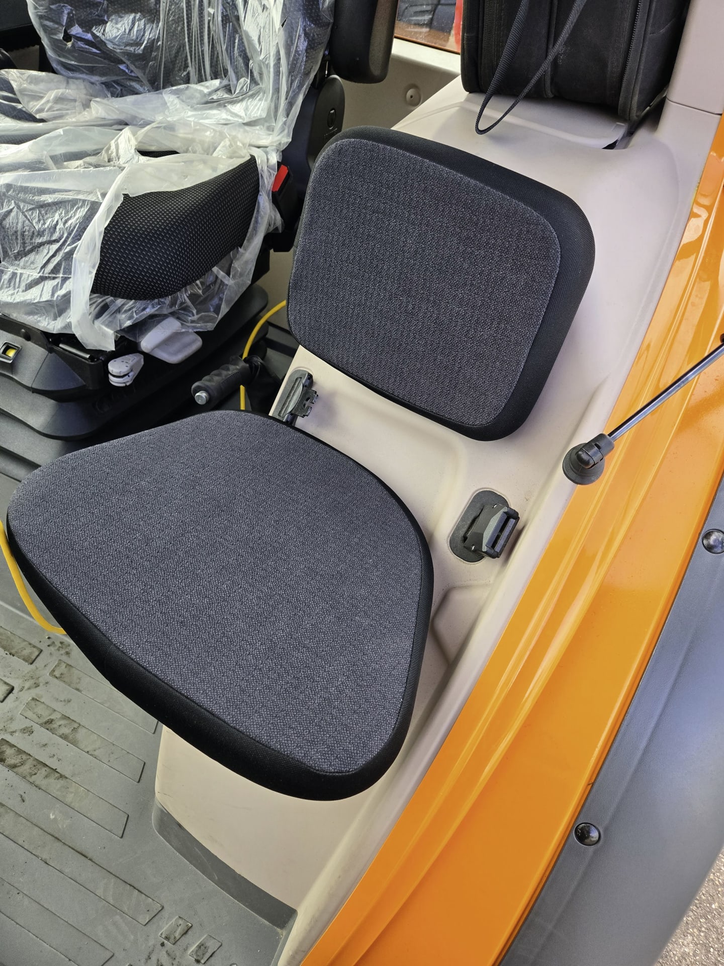 Sitzbezug "BFS11", Tweed, 2-teilig, für Beifahrersitz Traktor Fendt Vario 200 ab Bj. 24