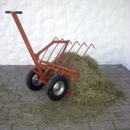 Lifestyle: Futtergabel mit Rädern beim Transport von Heu auf gepflastertem Boden