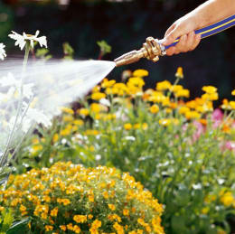 Lifestyle: GARDENA Spritze mit Schnellkupplung für alle Schlauchgrößen 13 mm (1/2 Zoll) und 19 mm (3/4 Zoll)