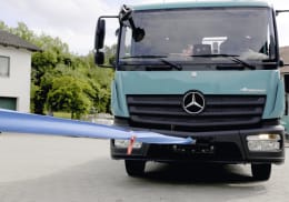 Lifestyle: Blaue Abschleppschlinge mit Warnfähnchen an LKW-Front befestigt im Einsatz