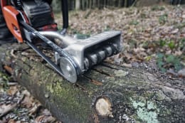 Lifestyle: Borkenkäferfräse Anbaugerät für Kettensägen ab 1,5 kW (2,0 PS), ohne Kettensäge