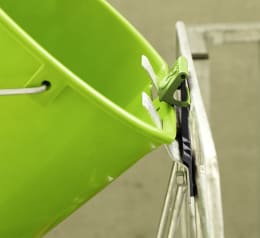 Produktbild: KERBL Auswurfsicherung Bucket Guard für Aufhängeblech Kälbertränkeeimer, nachrüstbar, 3 St.