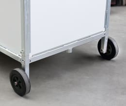 Produktbild: Kälber-Auto mit verzinktem Metallrahmen und Kunststoffrädern, Detailansicht Fahrwerk