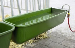 Lifestyle: KERBL Kälbertränke 42 l zum Einhängen, mit Schwimmerventil