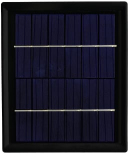 Lifestyle: Solarmodul mit blauen Solarzellen in schwarzem Rahmen zur Stromversorgung von Überwachungskameras
