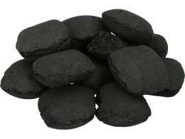 Produktbild: proFagus Grillholzkohle-Briketts GRiLLiS Premium Buche, schwarze ovale Briketts aufgestapelt