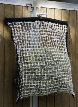 Lifestyle: KERBL Heunetz für ca. 5,5 kg getrocknetes Heu, Maschenweite 30 x 30 mm, mit Aufhängehaken/Einfüllhilfe