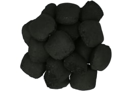 Produktbild: proFagus Grillholzkohle-Briketts GRiLLiS Premium Buche, schwarze Briketts auf weißem Hintergrund