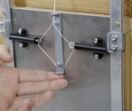 Lifestyle: KERBL Automatik-Verriegelung für automatische Hühnerklappe