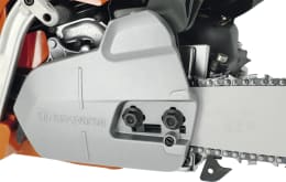 Produktbild: Husqvarna® Benzin-Kettensäge 550 XP® Mark II, Detailansicht Kettenspanner und Schwertabdeckung
