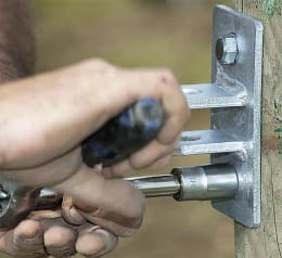 Produktbild: Patura Montageteil für Weidetore, verzinktes Metallscharnier an Holzpfosten montiert
