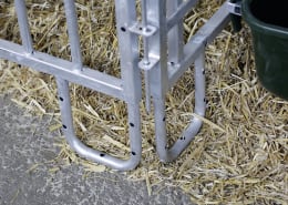 Lifestyle: Detailansicht der Befestigung eines Kälberzaunelements auf Stroh im Stall
