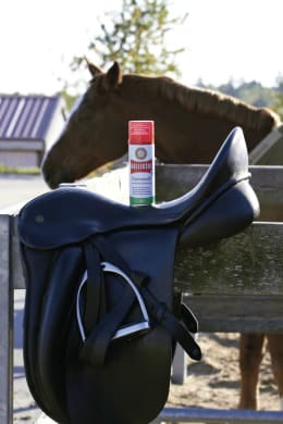 Lifestyle: Ballistol Universalöl-Sprühdose auf Reitsattel vor Pferd im Stall
