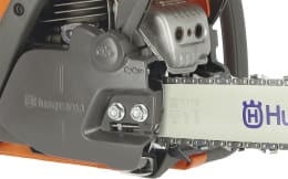 Produktbild: Husqvarna Benzin-Kettensäge 130 mit 35 cm Schwert und Sägekette, Detailansicht Motor und Führungsschiene