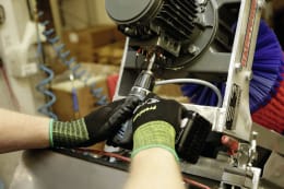 Produktbild: Arbeitshandschuhe aus Nylon-Feinstrick mit schwarzer Nitrilschaumbeschichtung im Einsatz