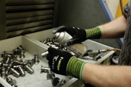 Produktbild: Arbeitshandschuhe mit grünem Nylon-Feinstrick-Bündchen und schwarzer Nitrilschaumbeschichtung