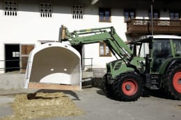 Lifestyle: Weißes Kälberiglu auf Bauernhof mit Traktor beim Transport