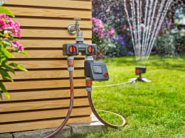Lifestyle: GARDENA Bewässerungscomputer Bewässerungssteuerung Select & 2-Wege-Verteiler 0,5 bis 12 bar