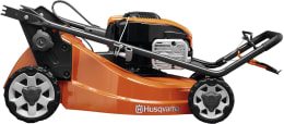 Produktbild: Husqvarna® Rasenmäher in Orange mit schwarzem Griff, Seitenansicht
