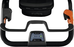 Produktbild: Husqvarna® Akku-Rasenmäher, Detailansicht Bedienfeld mit Display und orangefarbenen Akzenten