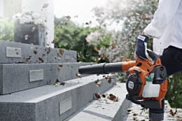 Lifestyle: Husqvarna® Benzin-Laubbläser 125BVx