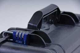 Produktbild: ABUS Zahlenschloss 145 Color in Blau mit Aluminium-Bügel an Koffergriff befestigt