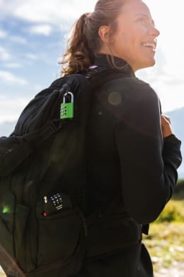 Produktbild: ABUS Zahlenschloss 145 Color Rainbow in Grün an Rucksack befestigt