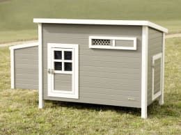 Lifestyle: KERBL Hühnerstall Barney 137 x 73 x 83 cm aus recyceltem Kunststoff, mit 2 Legenestern und 2 Sitzstangen