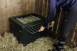 Lifestyle: KERBL Heuraufe HayBox 80,8 x 56 x 61 cm, Fassungsvermögen 8 – 10 kg, für Pferde