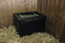 Lifestyle: KERBL Heuraufe HayBox 80,8 x 56 x 61 cm, Fassungsvermögen 8 – 10 kg, für Pferde