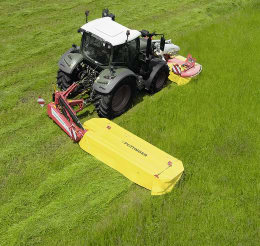 Lifestyle: Traktor mit Pöttinger NovaCat Scheibenmähwerk beim Mähen auf grüner Wiese
