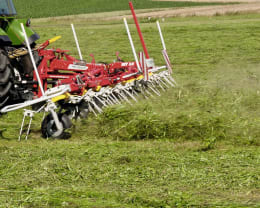Lifestyle: Pöttinger Heuwender Hit 8.81 Arbeitsbreite 7,81 m 8 Kreisel, Dreipunktanbau Heck