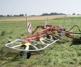 Lifestyle: Pöttinger Heuwender Hit Zugdeichsel/Unterlenker gezogen