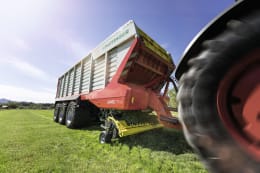 Lifestyle: Pöttinger Ladewagen Jumbo 7540 Ladevolumen 54 m³ mit Mehrzweck-Rotor