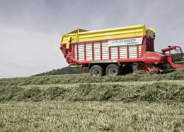 Lifestyle: Pöttinger Ladewagen Europrofi Combiline 5010 D Ladevolumen 28 m³ mit Mehrzweck-Rotor, 2 Dosierwalzen