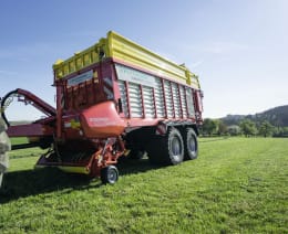 Lifestyle: Pöttinger Ladewagen Europrofi Combiline 5010 D Ladevolumen 28 m³ mit Mehrzweck-Rotor, 2 Dosierwalzen