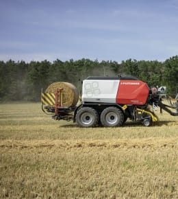 Lifestyle: Pöttinger Rundballenpresse Impress 3160 VC Pro Ø Ballen 0,80 – 1,55 m mit Wickler