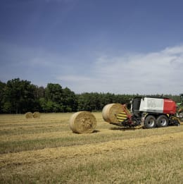 Lifestyle: Pöttinger Rundballenpresse Impress 3160 VC Pro Ø Ballen 0,80 – 1,55 m mit Wickler