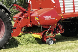 Lifestyle: Pöttinger Ladewagen Torro Combiline beim Aufnehmen von Gras auf der Wiese