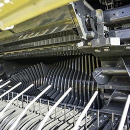 Produktbild: Detailansicht Pöttinger Rundballenpresse Impress, Presswalzen und Bindemechanismus