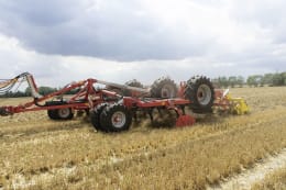 Lifestyle: Pöttinger Grubber TERRIA 3-balkig gezogen